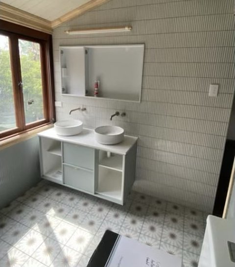 Double vessel basin bathroom