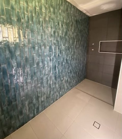 Green gloss feature wall